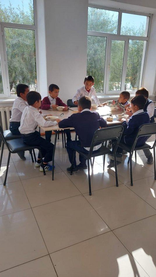 Біздің оқушылар асханада